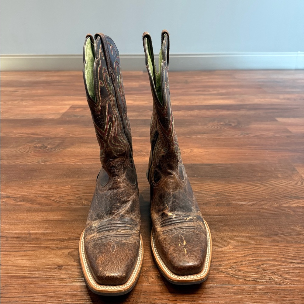 Ariat Leather cowboy Boot with embroidered accents. - Picture 5 of 6